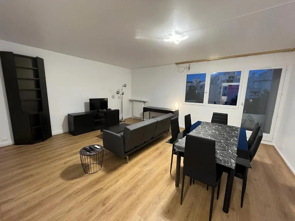 4 Pieces Avec Parking A 2 Min Du Centre Commercial Et Du Lac De Creteil Apartment